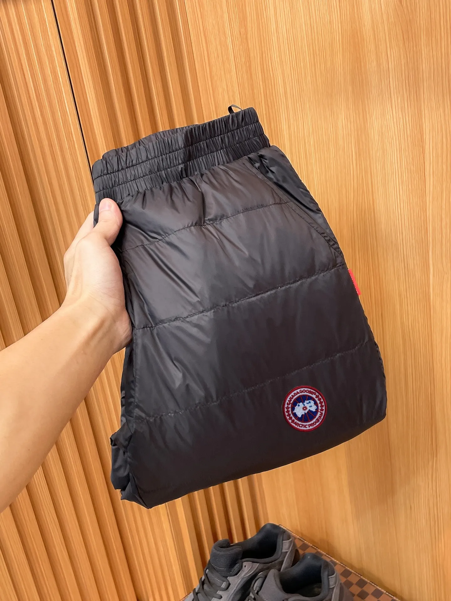 P490 Canada Goose 25ss new autumn and winter high-version down pants are here🌹A must-have for winter. Outdoor windproof, temperature-locking, thickened and warm legged down pants. Warm and windproof. Made of professional-grade outdoor windproof, waterproof and breathable fabric. Lining is filled with 90% white duck down. Lightweight design. Lightweight and warm. Seamless gluing process on the inside. Made of light and gall-free velvet fabric to effectively prevent velvet running. Original hardware and accessories. Classic logo matching. Simple and versatile, the upper body is stylish and not bloated. The style is the same for men and women! Size: M-4XL